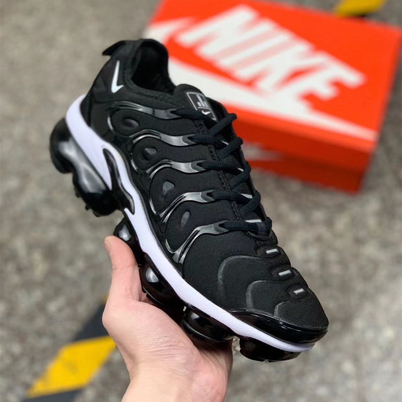 NIKE VAPORMAX PLUS  BLACK WHITE