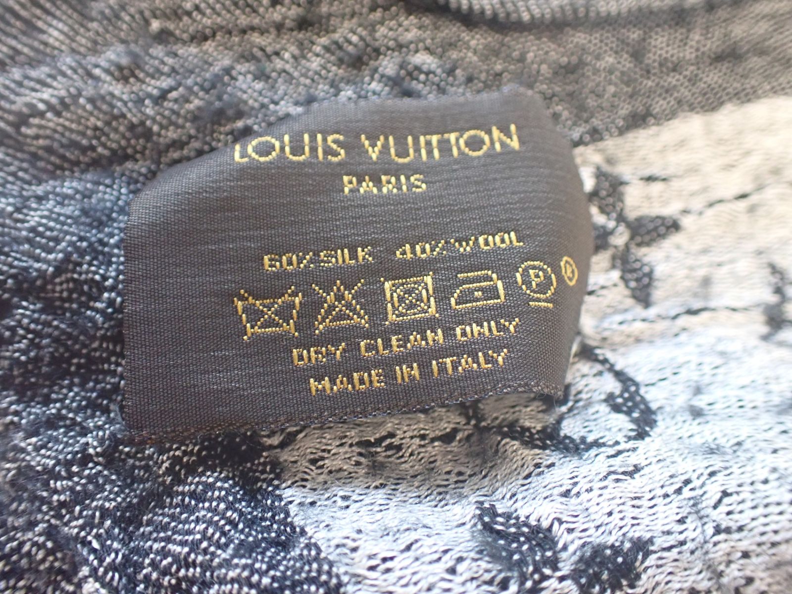 値下げ中　LOUIS VUITTON ストール　ショール ダークグレーブラック ショール・モノグラム S00｜ルイ・ヴィトン 公式サイト - M71329