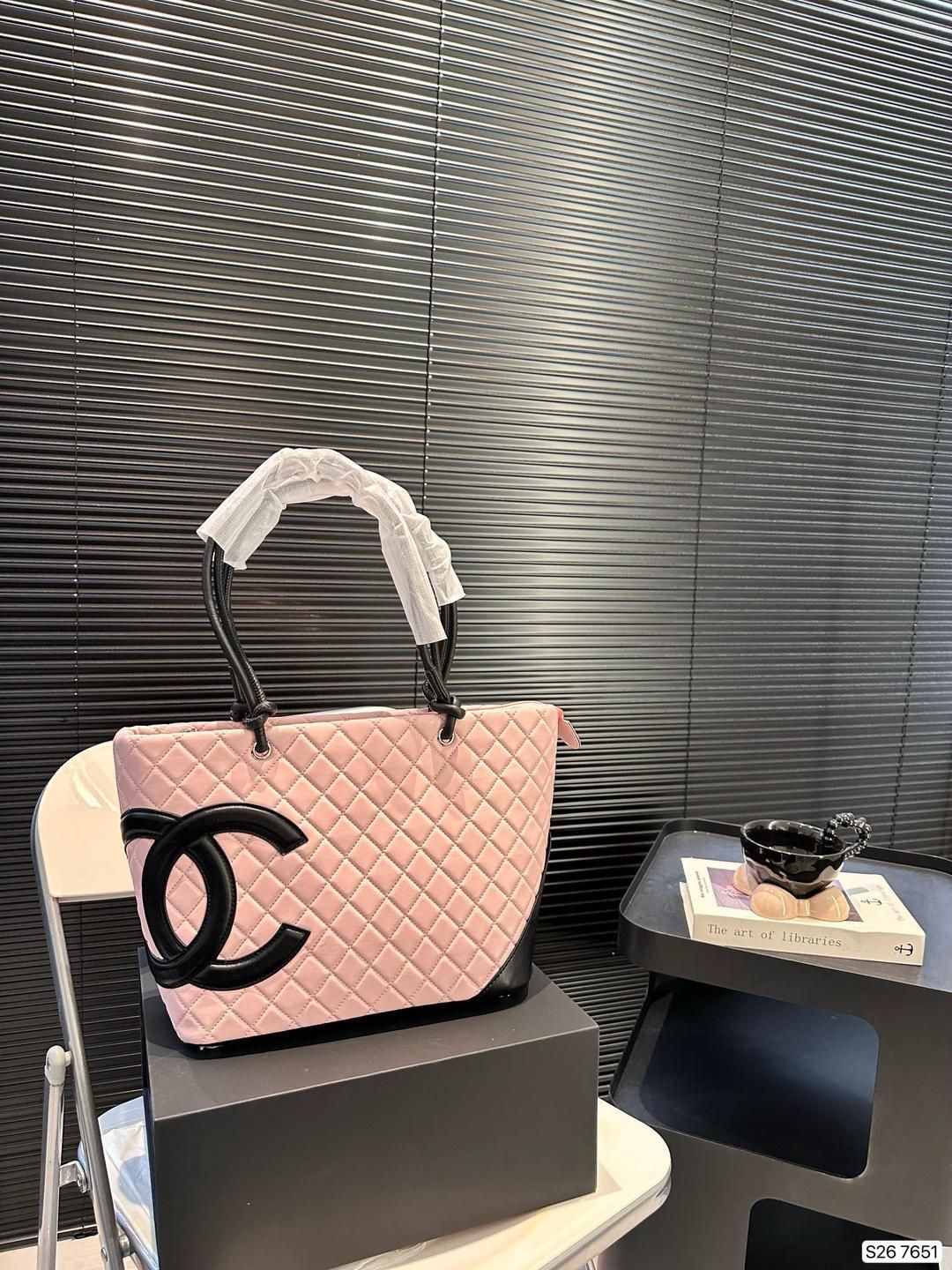 CHANELシャネルの控えめで質感のあるショルダーバッグ｜ ｜