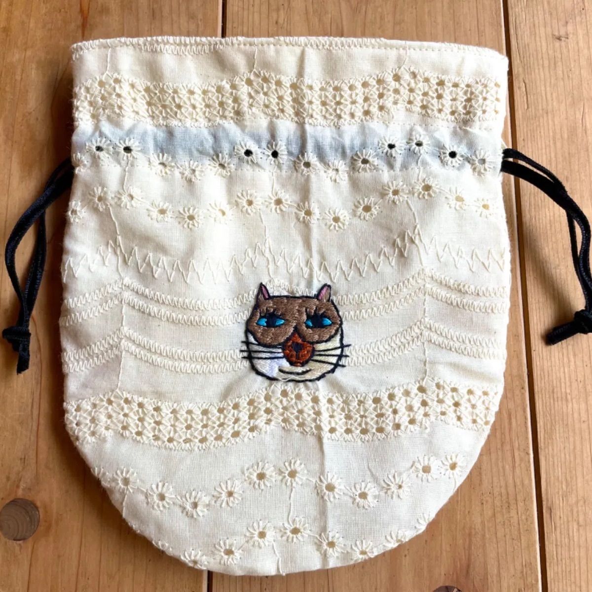 ハンドメイド 猫の刺繍 巾着 - メルカリ