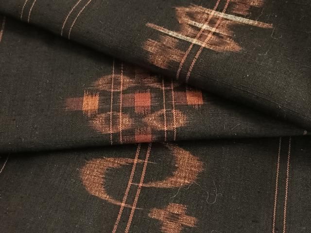 平和屋着物○国指定重要無形文化財 本場久米島紬 手織 飛鳥文 黒地  