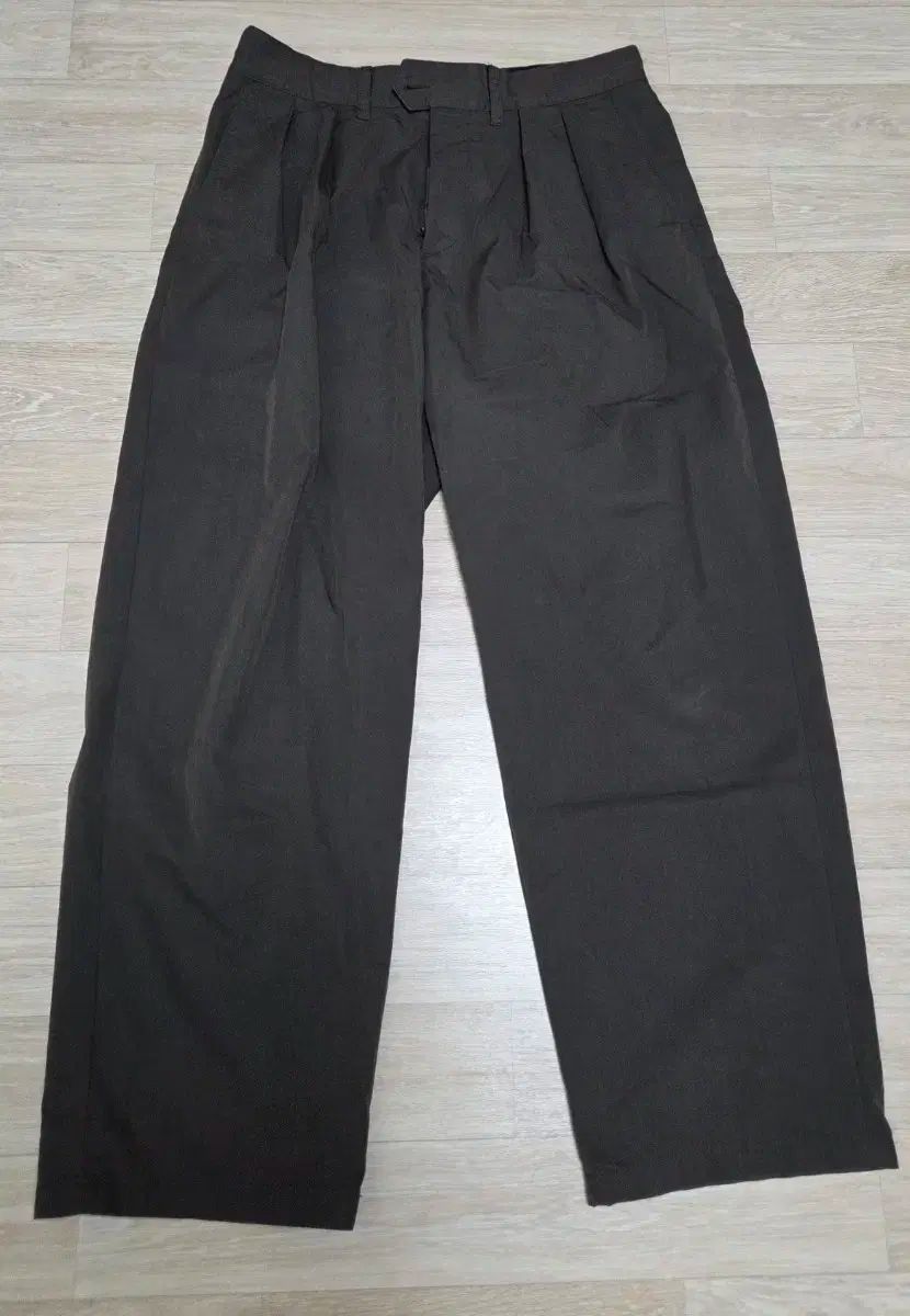 ROUGH SIDE トゥ タック ワイド パンツ Dark Umber