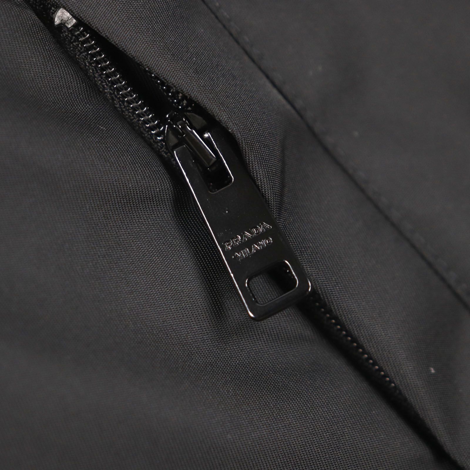 PRADA プラダ 製 SC449 ナイロン Re-Nylon レザー使い トライアングルロゴ 三角プレート オープン ショートスリーブ 半袖シャツ ブラック S ハンガー付き メンズ WWW_KARIMZIABAT_FR