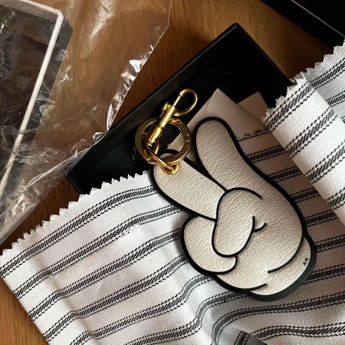 アーニャ ハインドマーチ anya hindmarch 勝利 キーリング