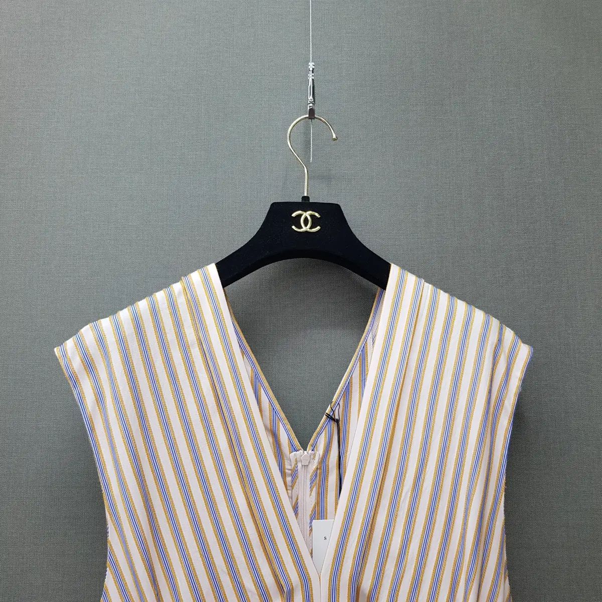 Vネック ノースリーブ