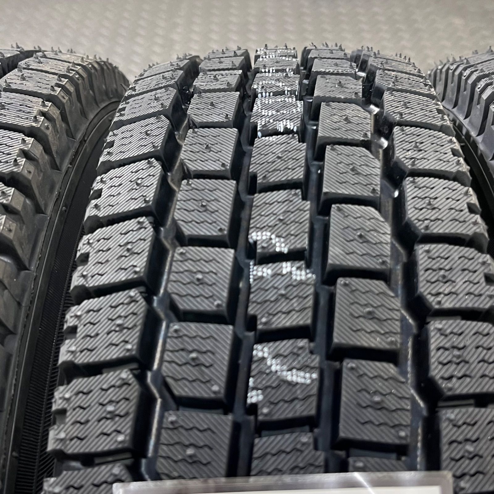 スタッドレスタイヤ 冬タイヤ