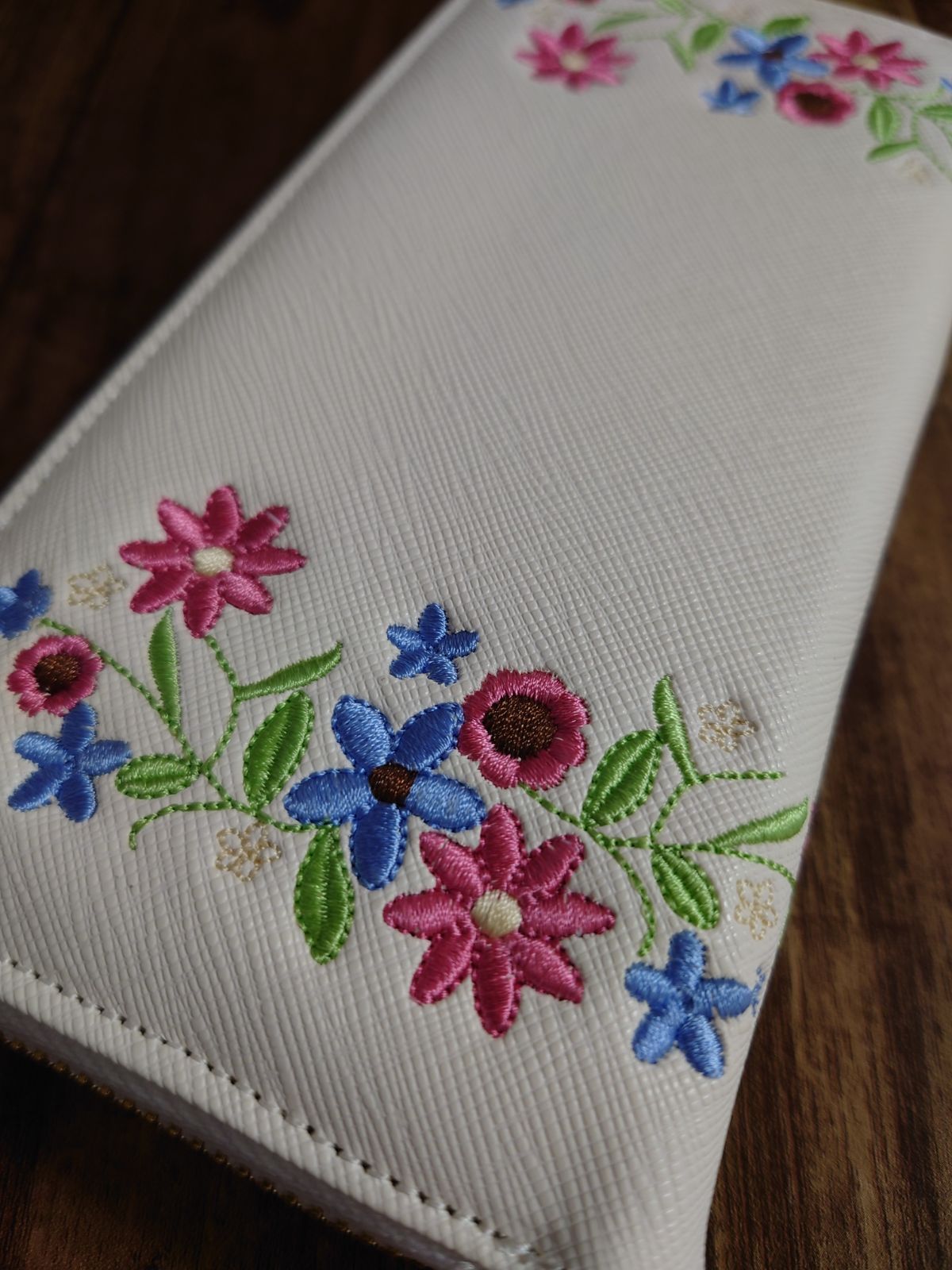未使用美品FEILER 花柄刺繍 長財布　GER-181044 ゼラニウム SC72-11：ネコ花刺繍ラウンド長財布の通販-ScoLar