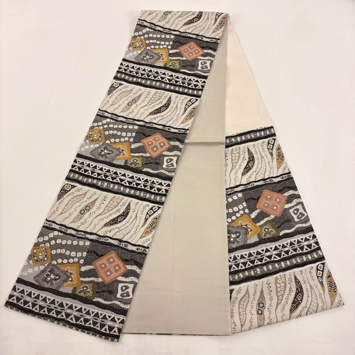 バイセル 着物 名品 紬 深緑 幾何学 縞 正絹 袷（10月～5月） 168.5cm Lサイズ ☆☆☆☆ 大島紬 身丈164.5cm 裄丈64cm M 袷 純泥染 松 幾何学 紺色