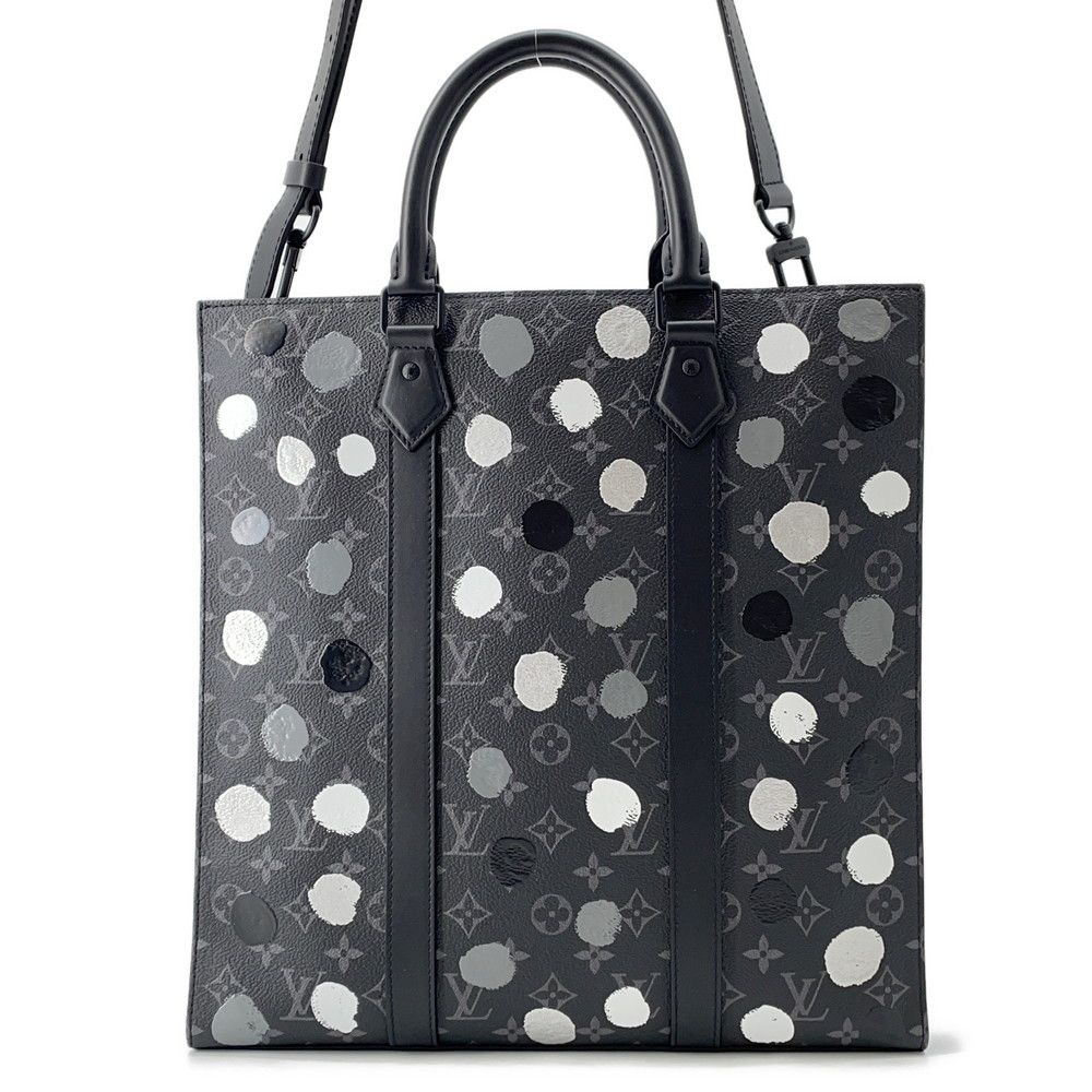 LOUIS VUITTON ×草間彌生　バンドー・ペインティッドドット　ブラック ルイ・ヴィトン × 草間彌生」コラボ第一弾！グラフィカルな