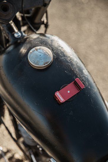 激安通販、最大89％OFF! FreakMount Red フリークマウント スマホホルダー チョッパー バイク ガソリンタンク マグネット