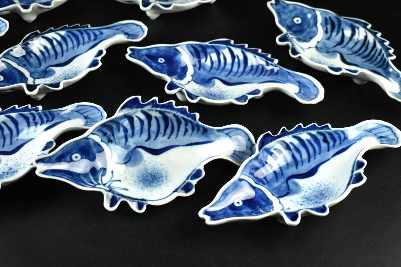 蔵A5567 九谷 矢口永壽 染付魚型皿 九客