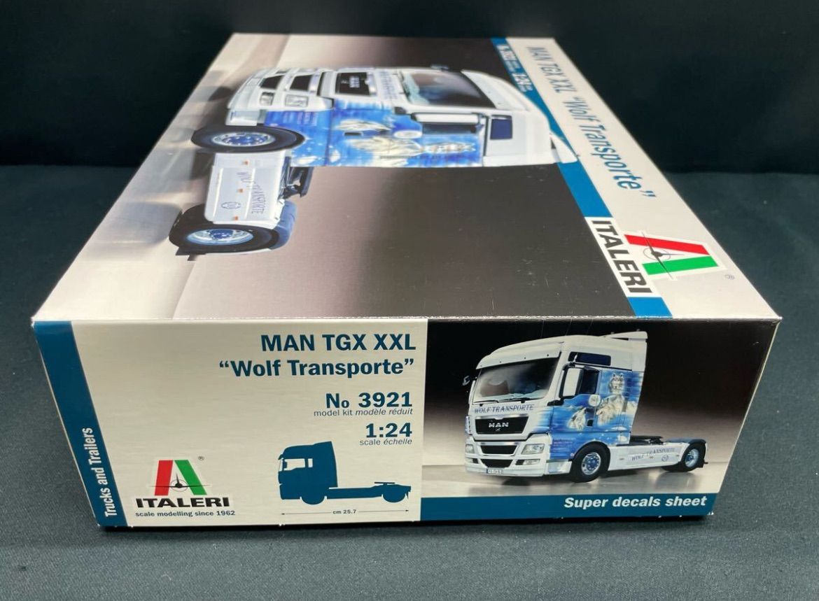 プラモデル　1/24 MAN TGX XXL ”ウルフ トランスポート” トラクターヘッド [IT3921] Amazon | イタレリ 1/24 MAN TGX XXL 