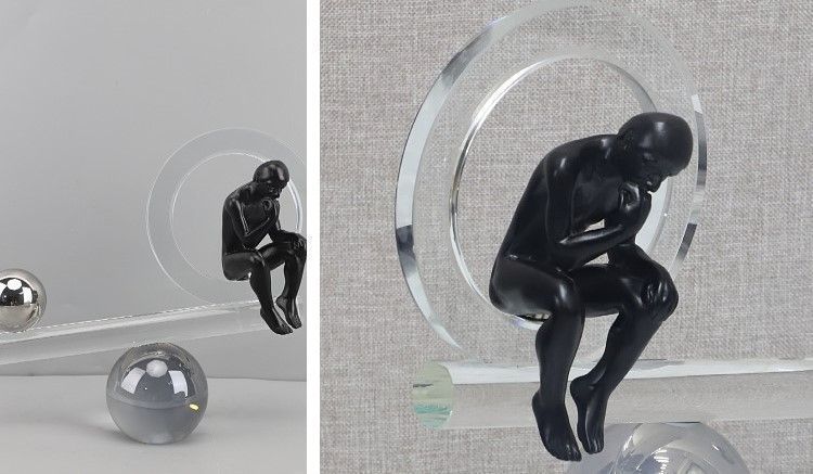 思索にふける人 バランスボール