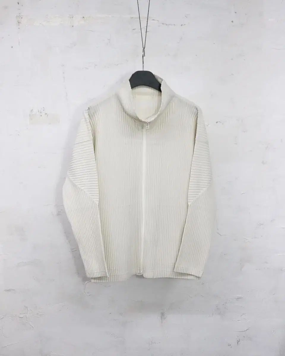 オムプリッセイッセイミヤケ ジップアップジャケット サイズ3 白