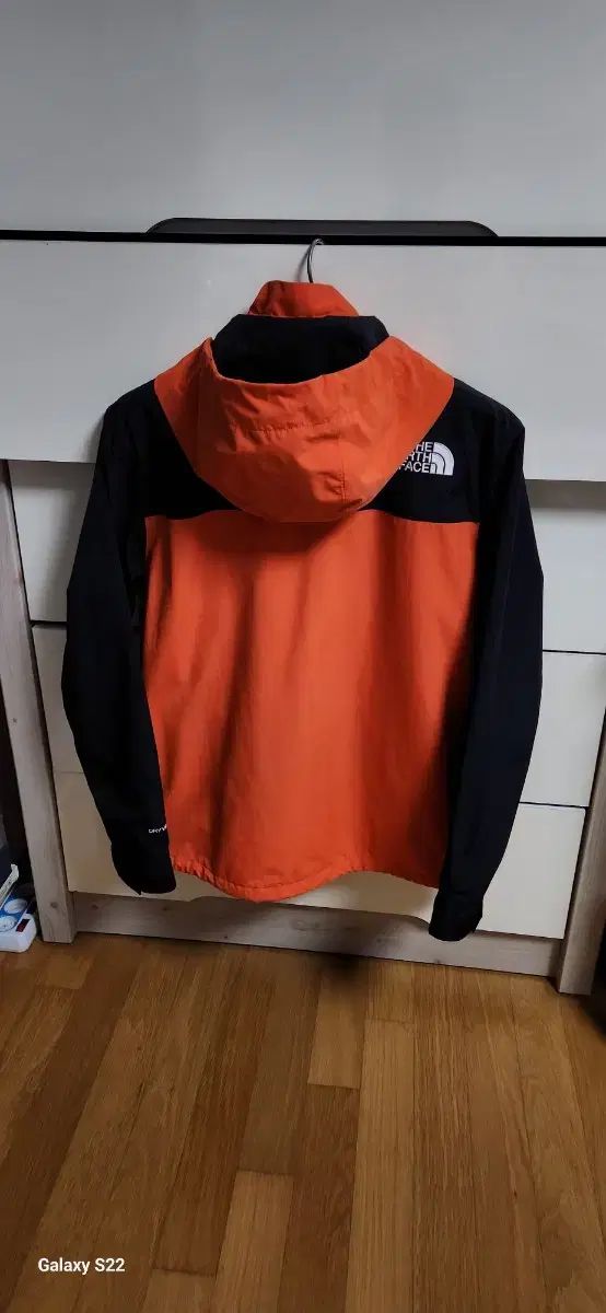 THE NORTH FACE ザノースフェイス 新モデル フードウィンドブレーカーです 95