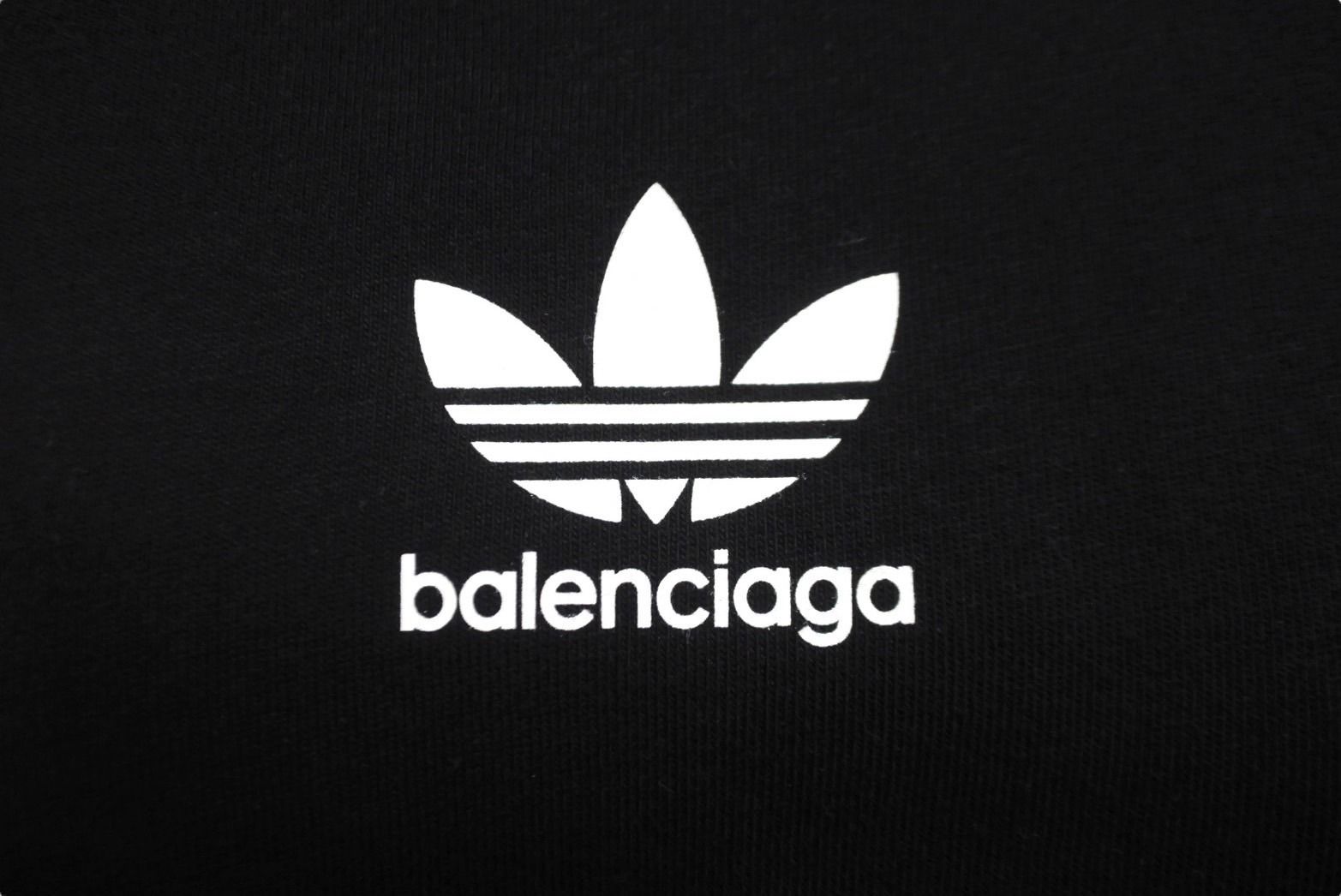 極美品 BALENCIAGA バレンシアガ 長袖Tシャツ 23SS ロゴ スリー 極美品 BALENCIAGA バレンシアガ 長袖Tシャツ 23SS ロゴ スリー