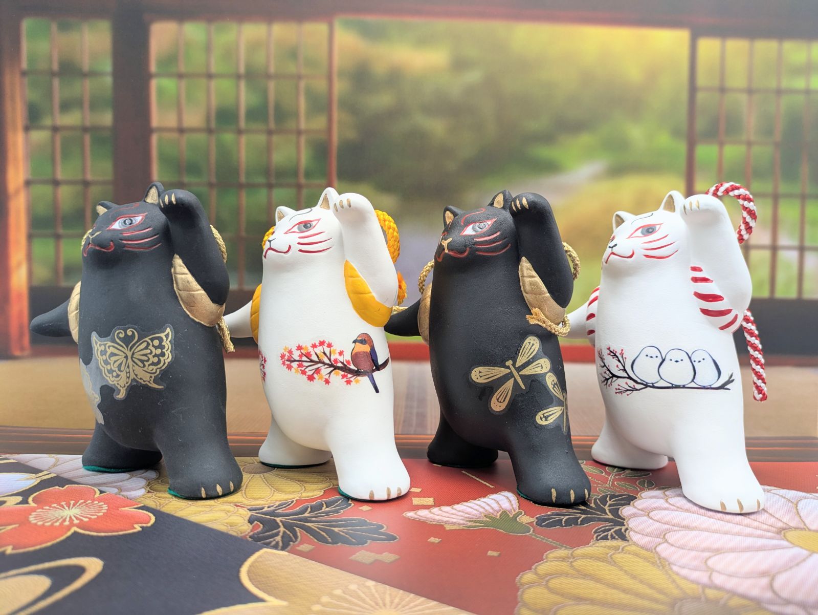 ハローキティ 大きめ 赤いリボン付き ゴールド 金色 招き猫 小判 千万