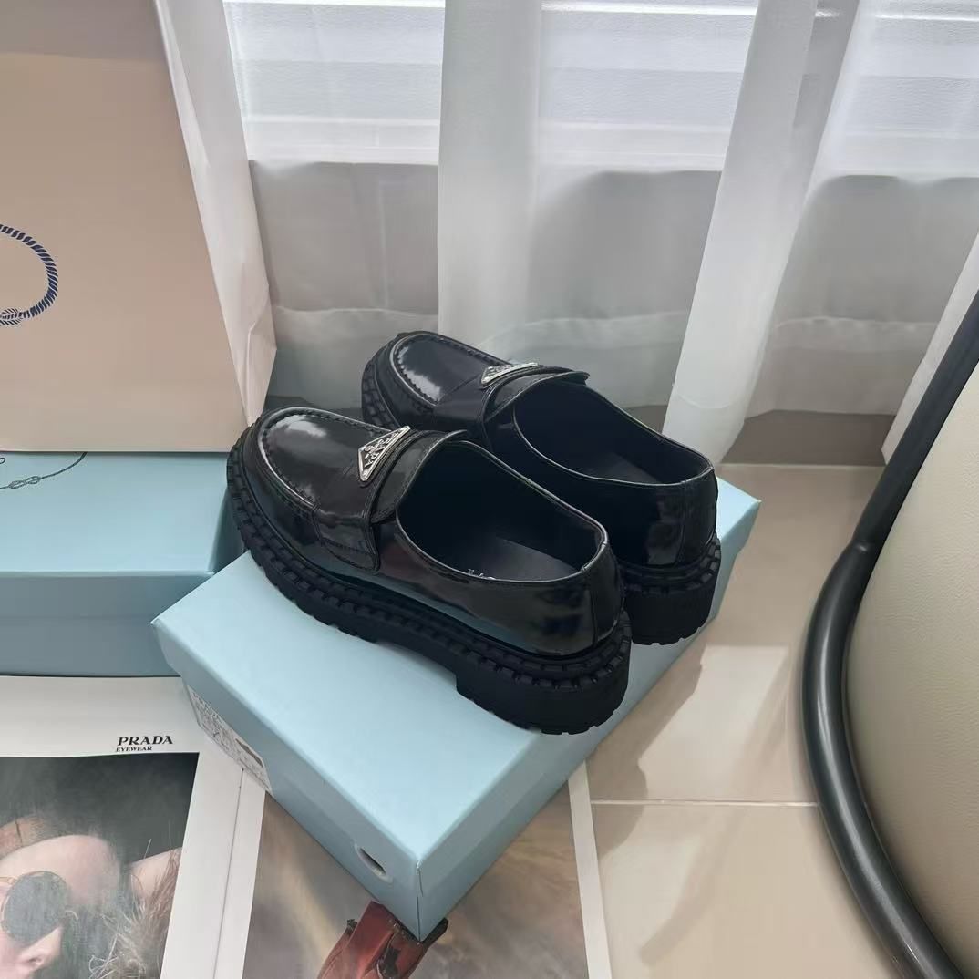 Prada のブラック厚底ローファー