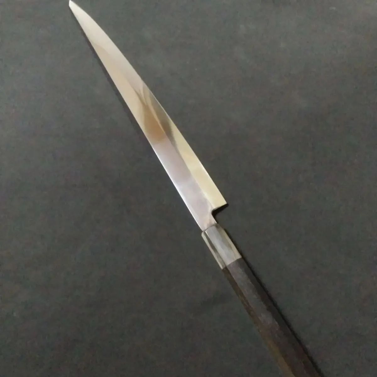 城山刃物製作所 堺業務用刃物メーカー直売 尺新型柳刃 超鋼スーパー本焼き セミステン 錆びにくい 三面完全ウルトラ鏡面 裏城山刻印入り 黒檀上下白水牛柄 鞘付き ピン付き