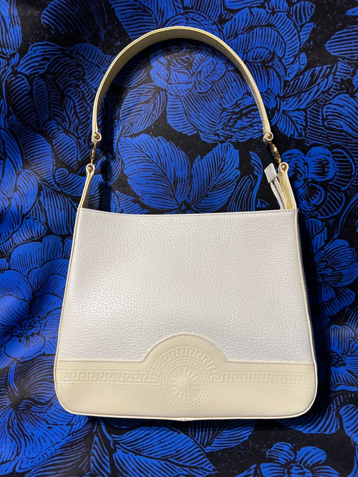 VERSACE ヴェルサーチ ショルダーバッグ ワンショルダー ホワイト 白 肩掛け サンバースト 太陽 エナメル レザー レディース ウィメンズ
