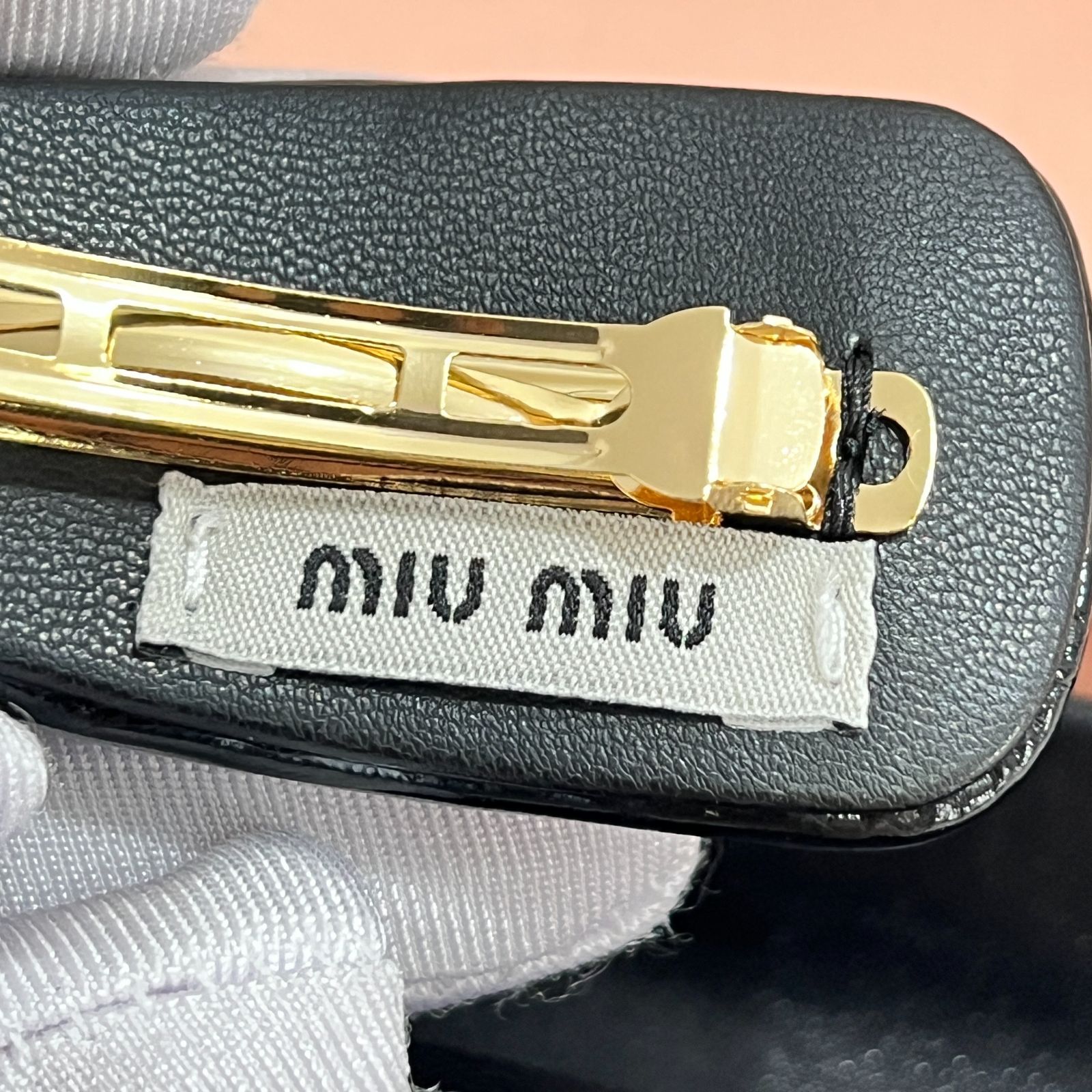 ギフトにも♪  ミュウミュウ MIUMIU バレッタ レディース エナメル ヘアクリップ パテントレザー ロゴ ヘアアクセサリー 髪留め ブラック