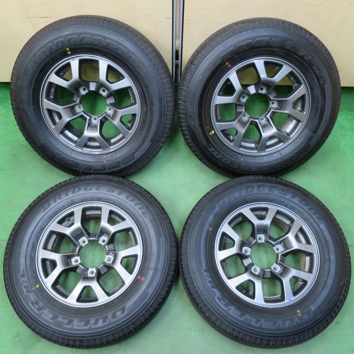 送料無料] 新車外し！24年スズキ JB74W ジムニーシエラ 純正 195/80R15