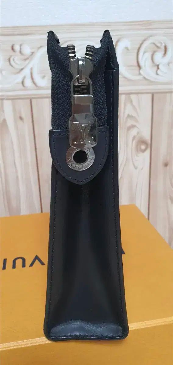 ルイヴィトン ポシェットヴォワヤージュ クラッチバッグ S級 鑑定書 O KARIMZIABAT_FR