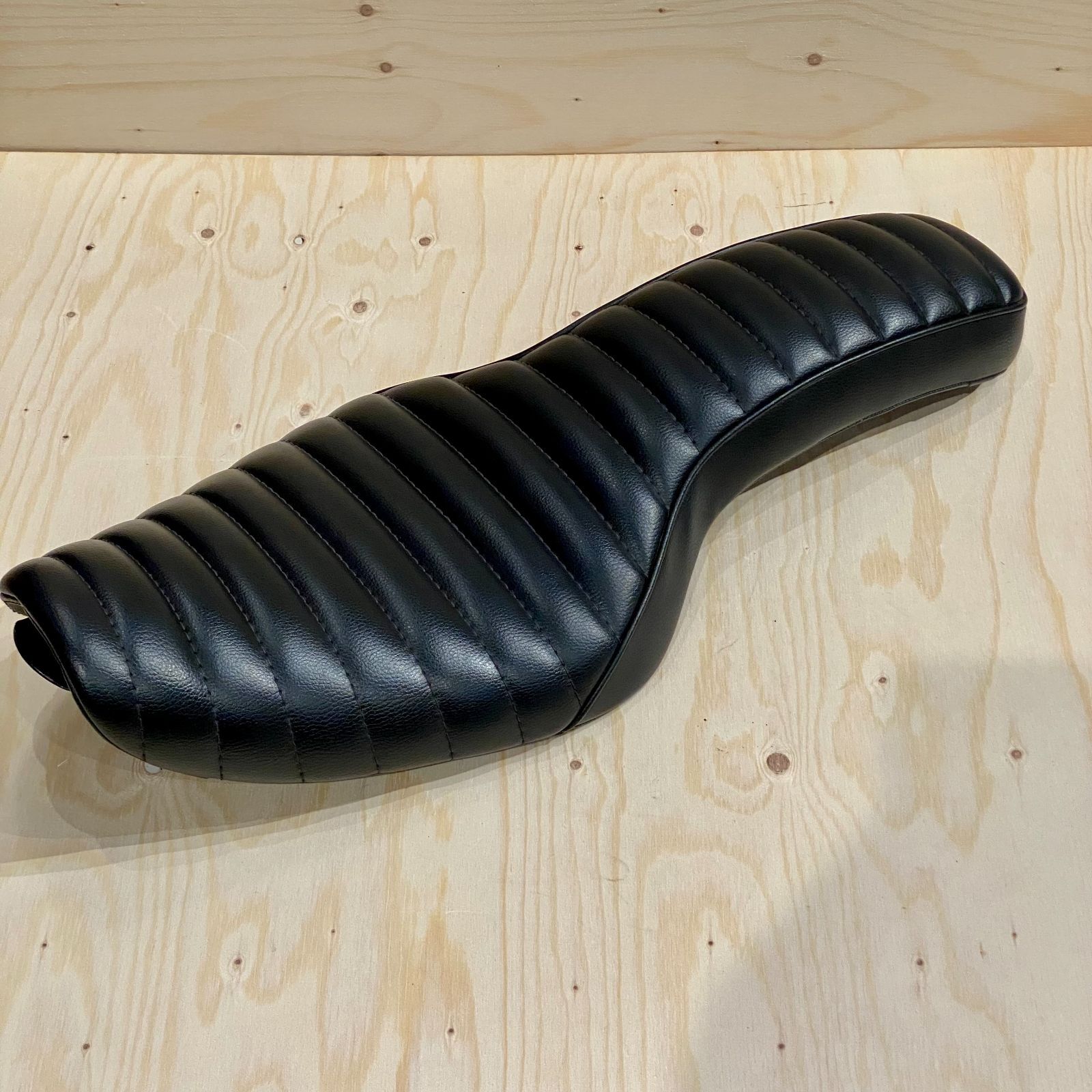 ハーレー スポーツスター タックロールコブラシート SPORTSTER