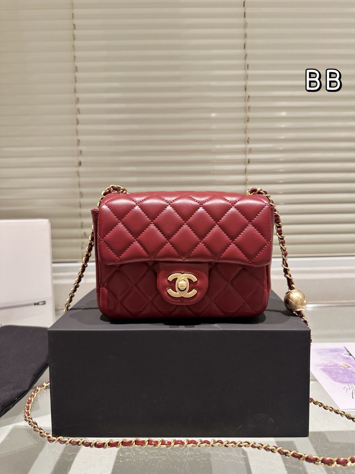 【ゴールドのお花アジャスターが可愛い】CHANEL ミニヴァニティ ゴールドのお花アジャスターが可愛い】CHANEL ミニヴァニティ