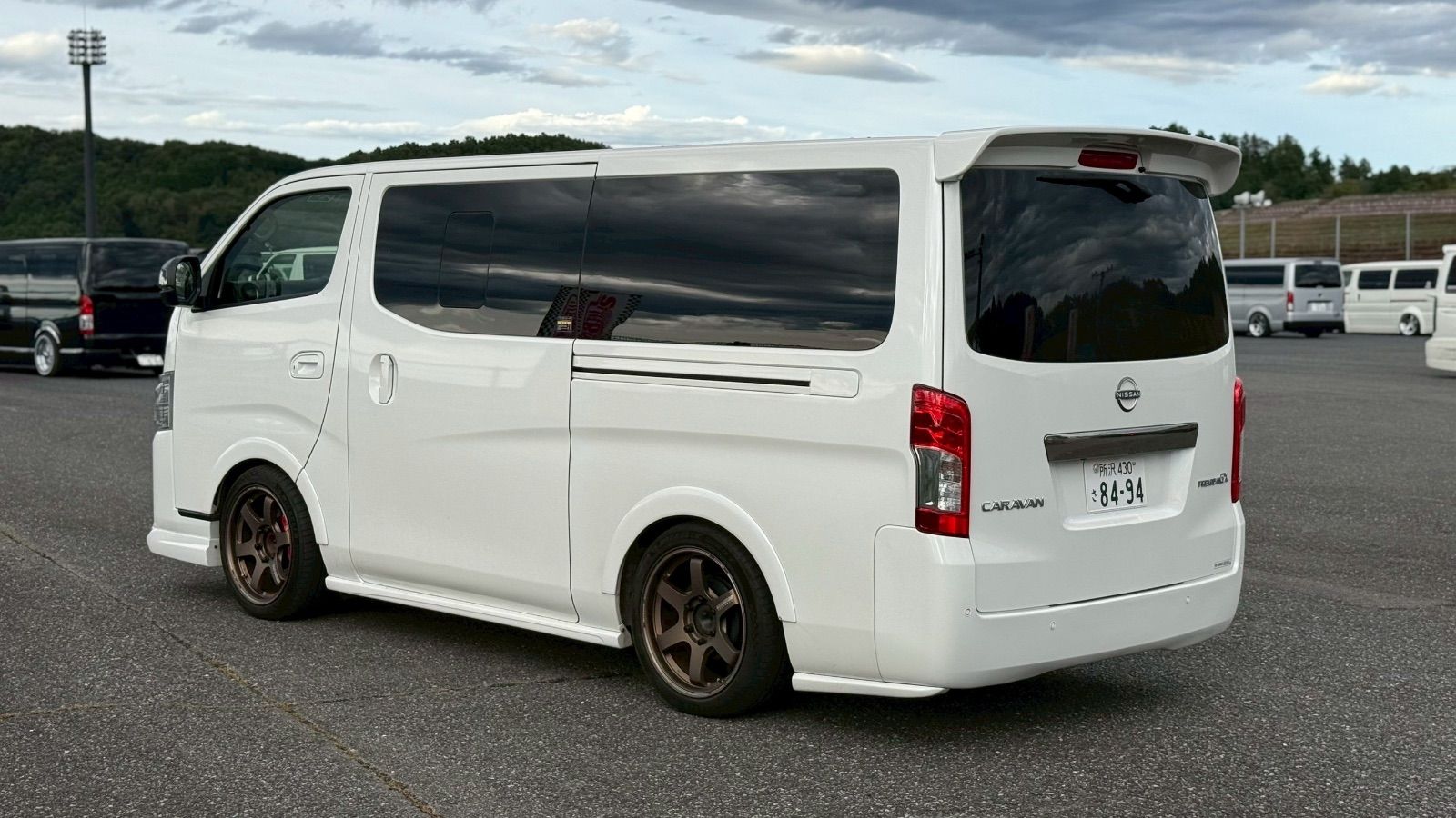 日産キャラバンnv350 リアバンパー 純正形状 ステップレス FRP製