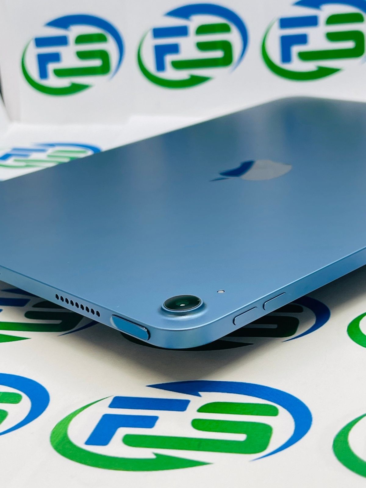 Apple iPad Air (第5世代) ブルー 64GB 付属品付き Apple iPad Apple iPad Air (第5世代) ブルー 64GB 付属品付き Apple iPad