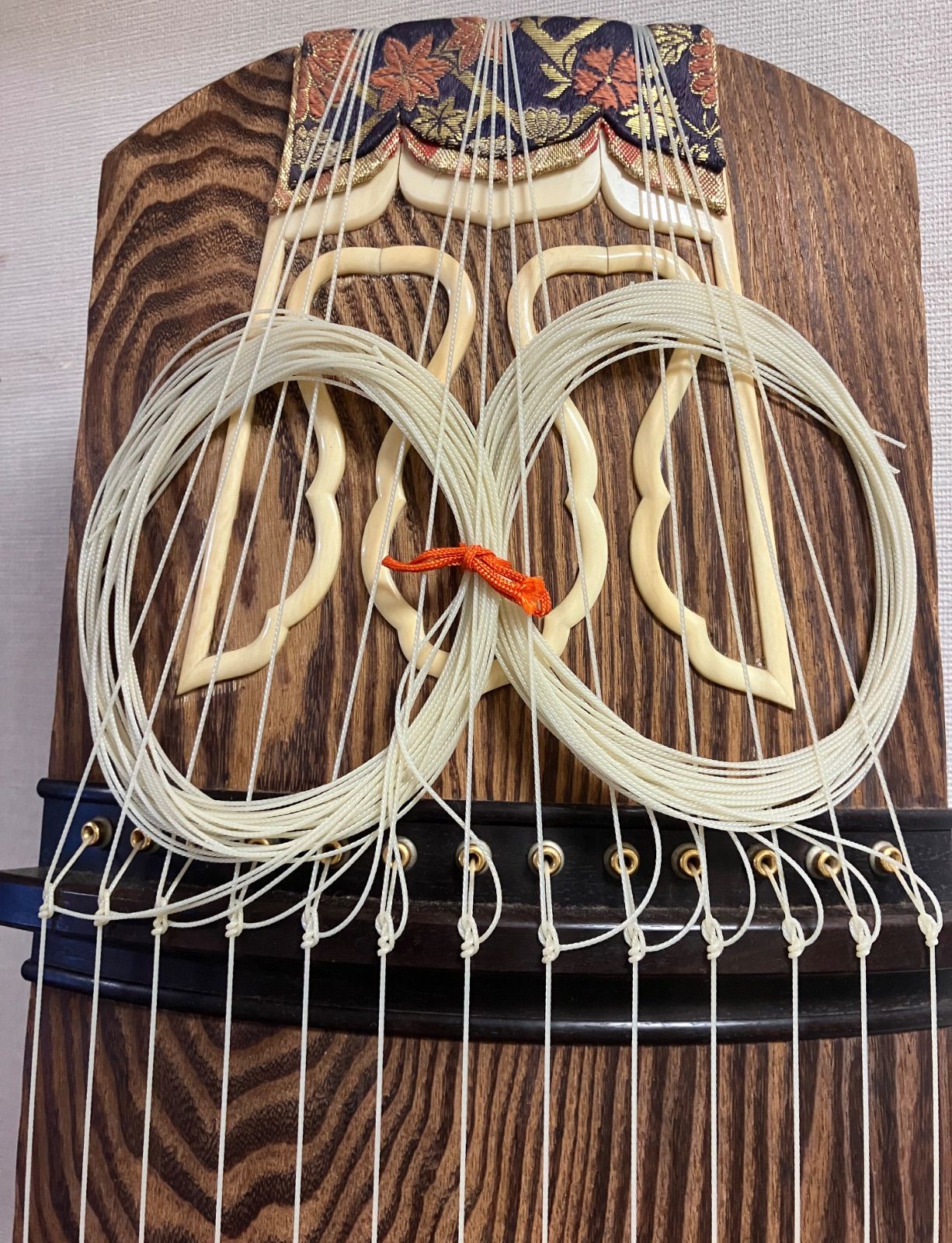 演奏会用お琴 くり甲綾杉彫り玉淵葉 譜面台 琴柱等一式付き