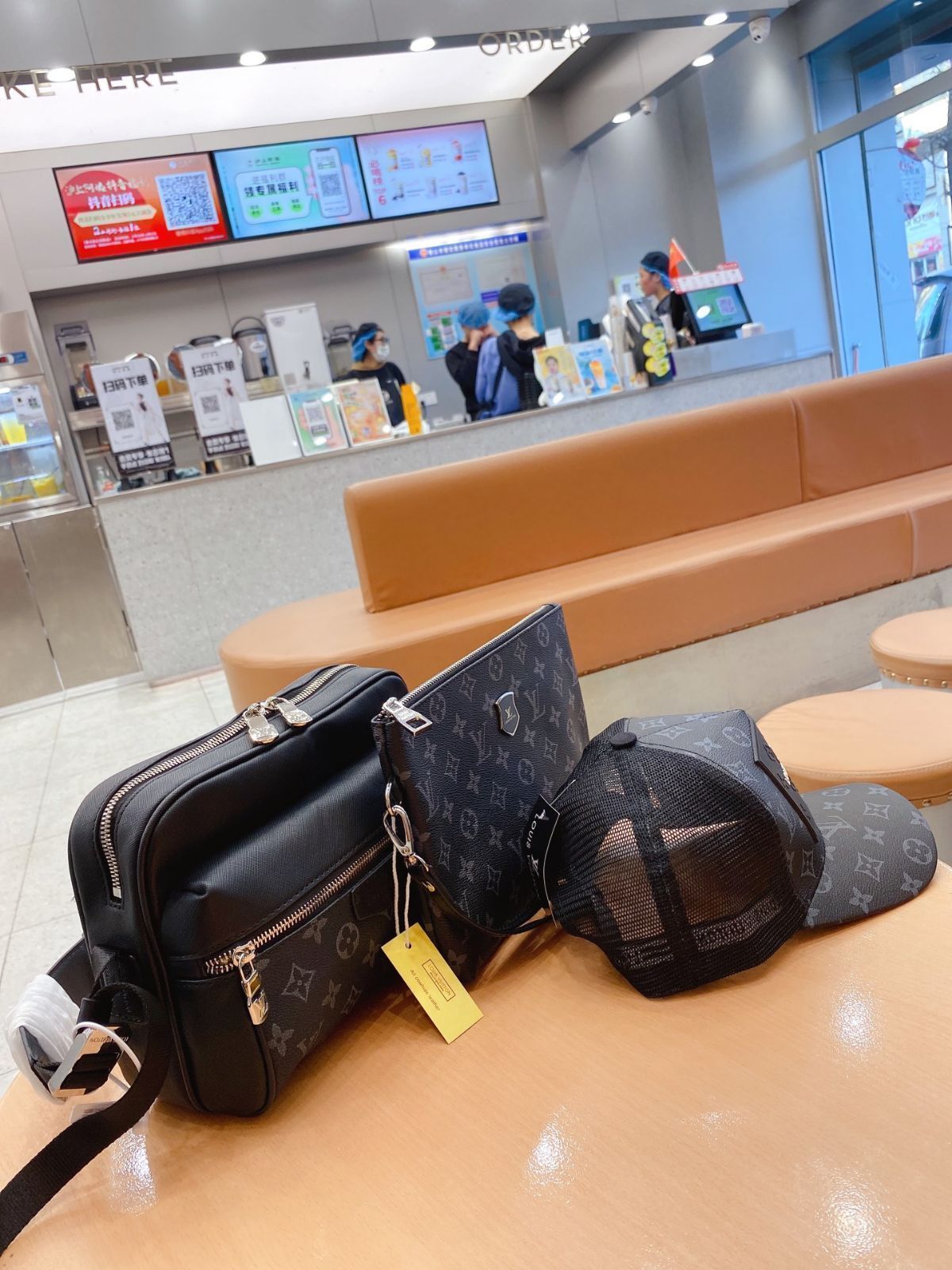 LOUIS VUITTON ルイヴィトン メンズ ショルダーバッグ 帽子 クラッチバッグ 3点セットバッグ