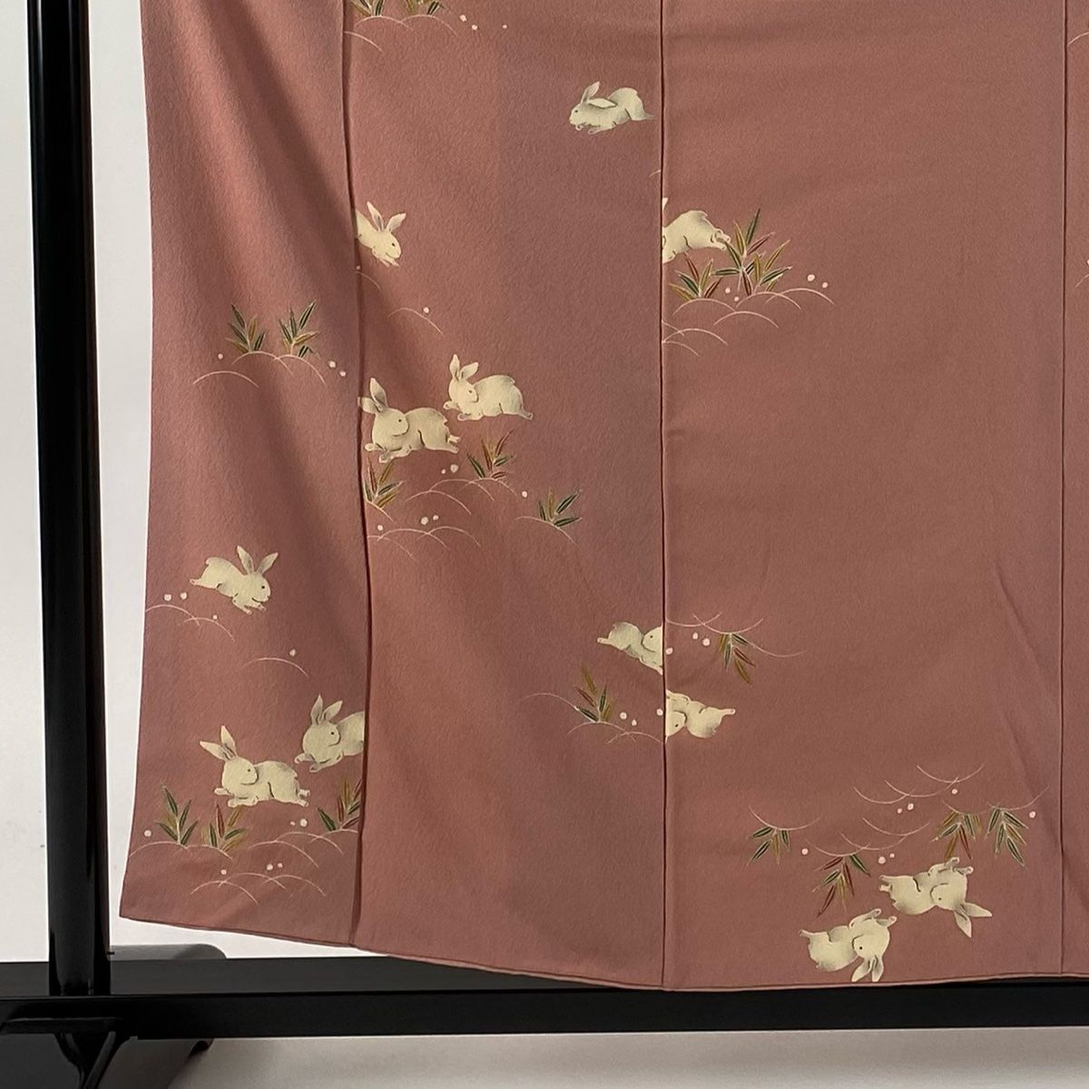 小紋 身丈157.5cm 裄丈65cm M 袷 花井幸子 バチ衿 落款 うさぎ 露芝 金彩 縮緬 ピンクベージュ 正絹