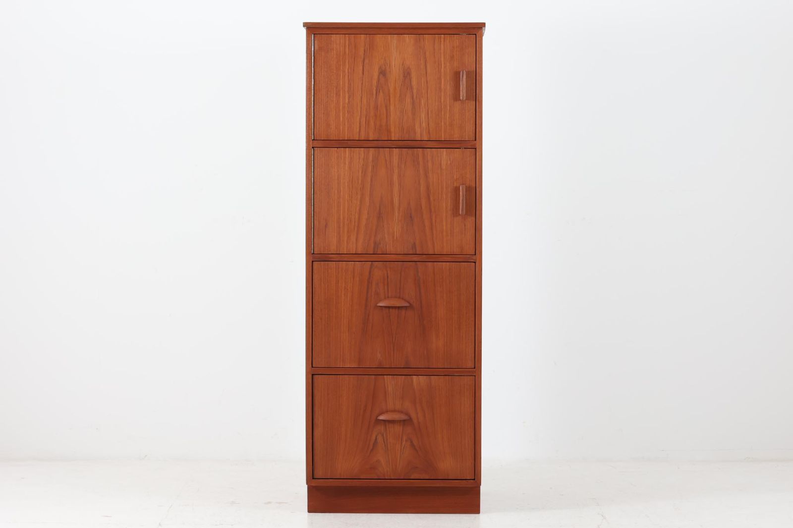 デンマーク製 スリムなハイキャビネット チーク材 北欧家具ビンテージ