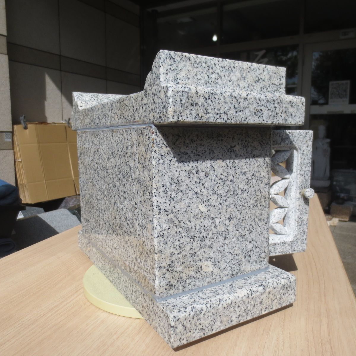 線香立て 寝かせる 扉付 香炉 白みかげ石 線香を寝かせる 香炉 線香立て 線香皿付き ATMAENTERPRISE_COM