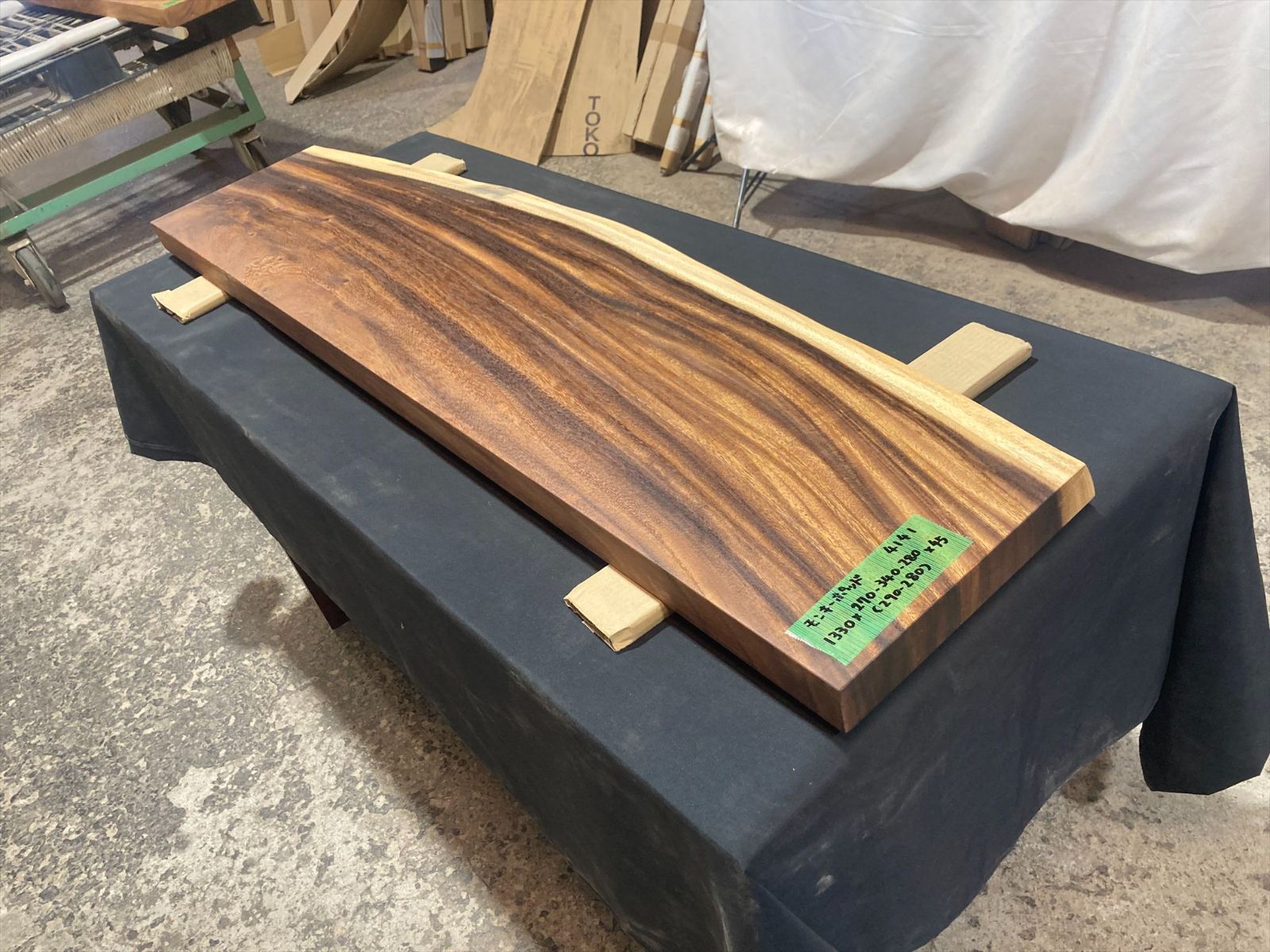 モンキーポッド4141-1　一枚板無垢 乾燥材　1330ｘ270-340-280ｘ45mm カウンター　センターテーブル　ダイニングテーブル