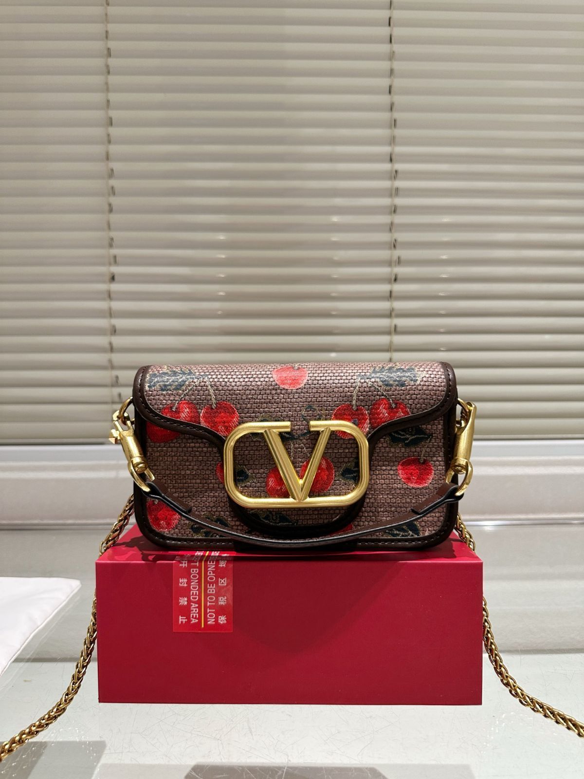 今日特価】Valentino Loco ショルダーバッグ 送料無料 割引価格