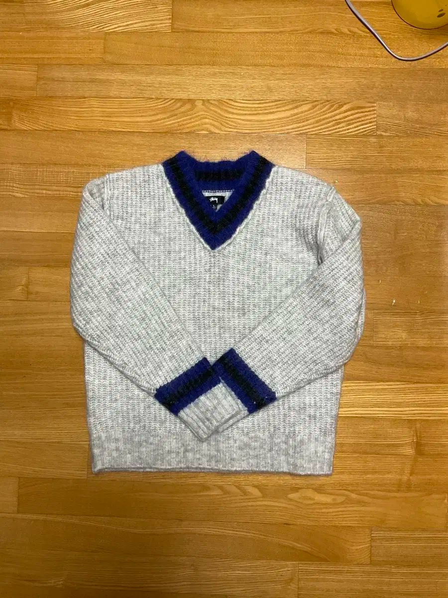 STUSSY ステューシー Vネック ニット セーター グレー 青 L
