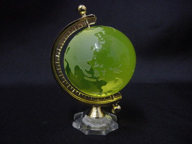 チェコ製のウランガラス地球儀 太陽で色が変化する？！ウランガラスの魅力