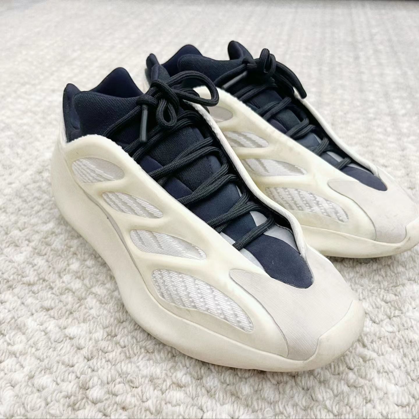 adidas originals Yeezy boost 700 V3 アディダス イージー 700 V3 アザエル ホワイト スポーツシコーズ -  メルカリ