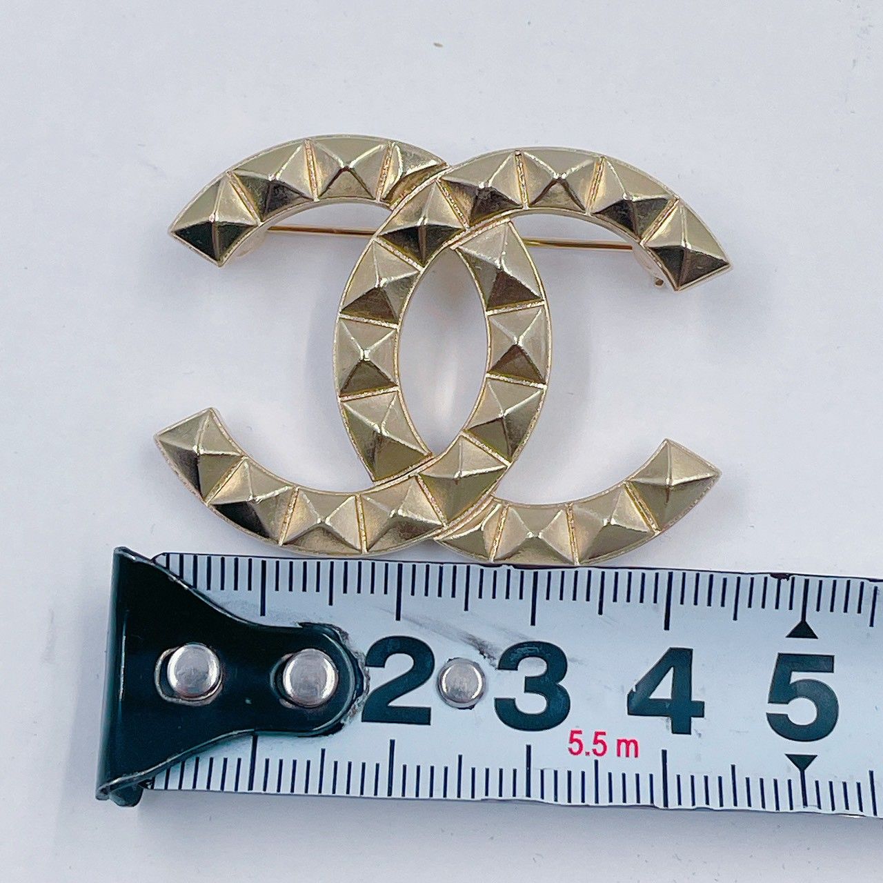 スタッズ バッジ