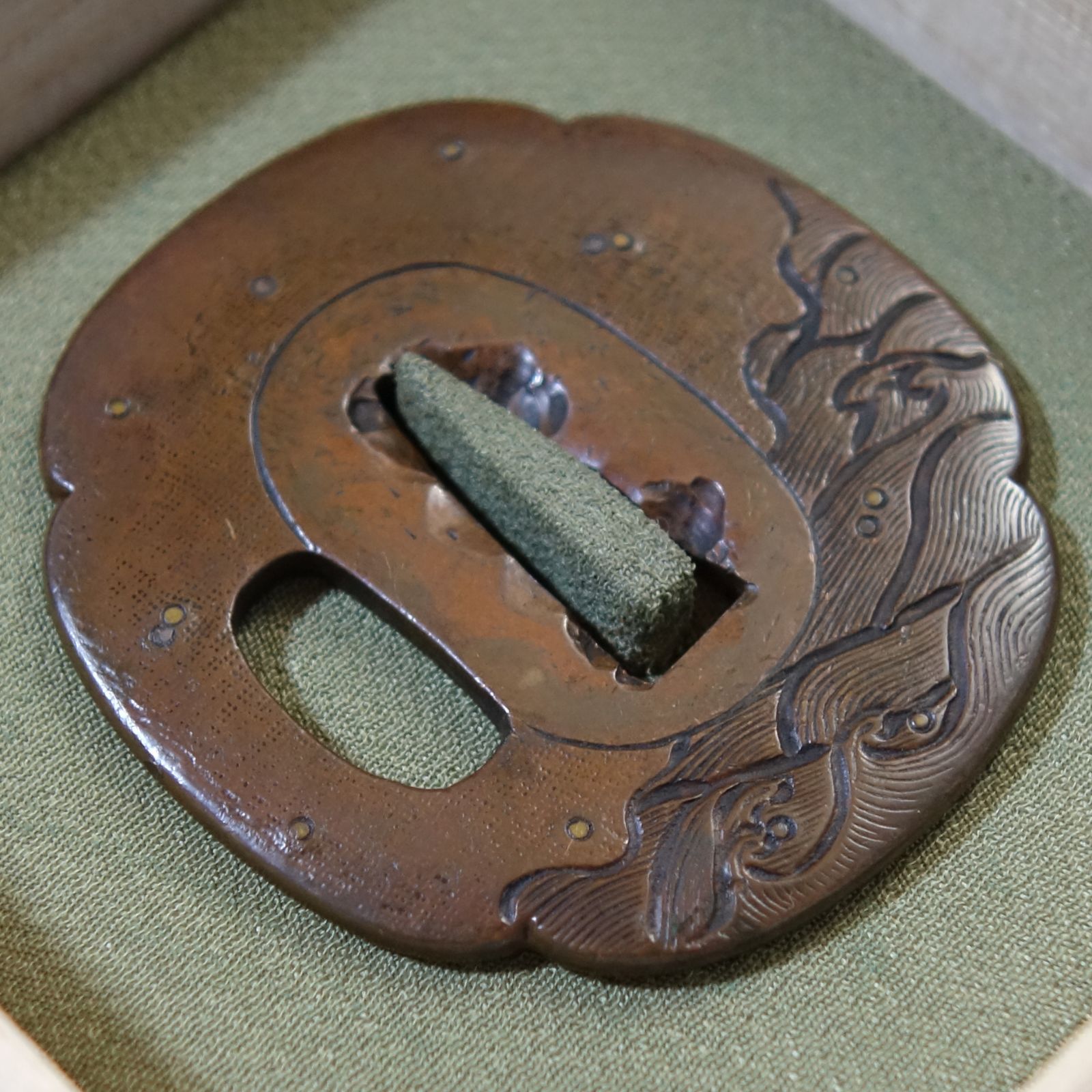 日本刀　鍔　時代物　刀装具　象嵌入り　古美術 鍛冶屋敷]刀剣美術/江戸期/無銘/鉄地銀象嵌雲隠月に漁師図