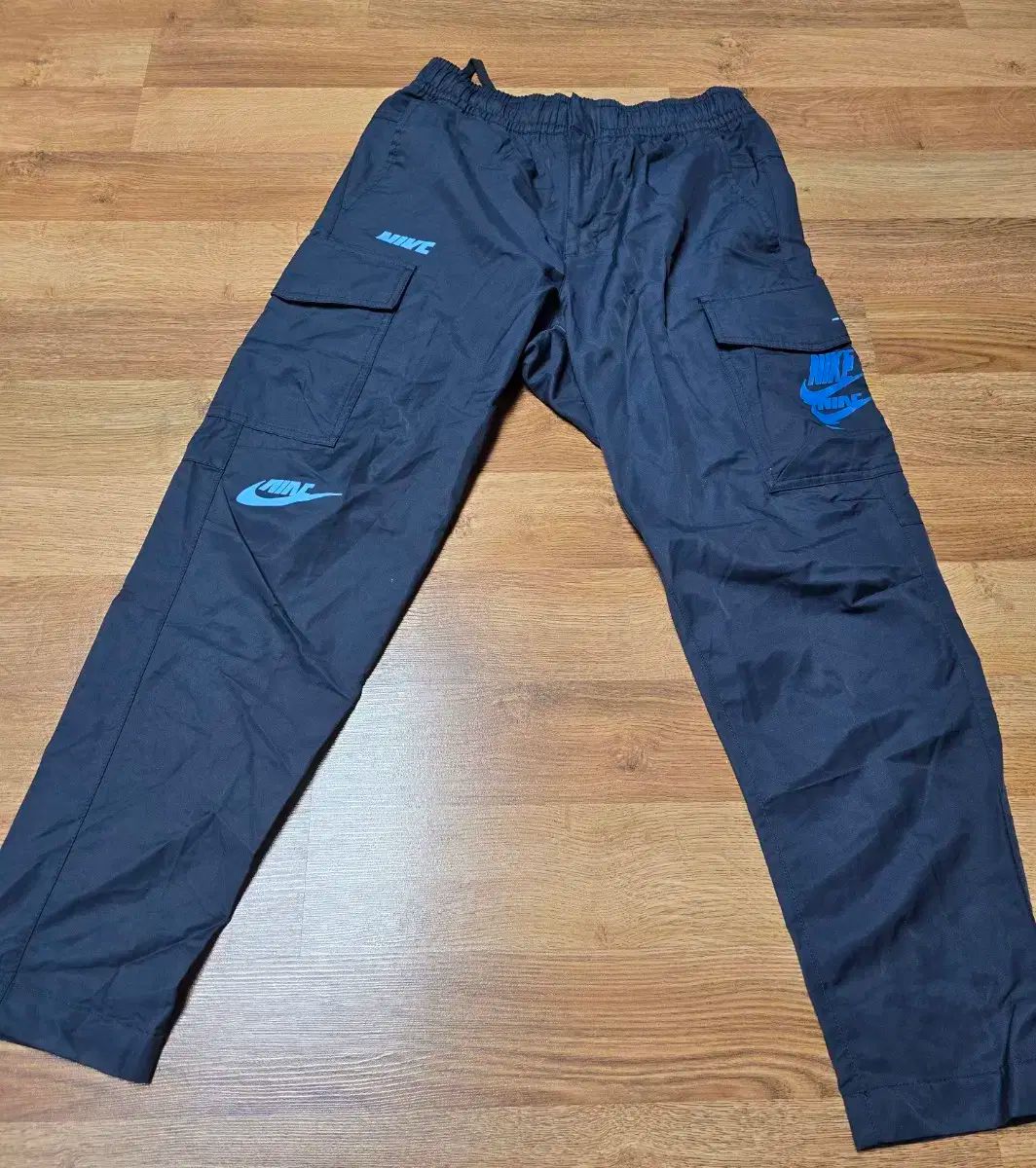 Nike(ナイキ） トレーナー パンツ NSW エッセンシャル+ ウーブン 黒 ー アジア M