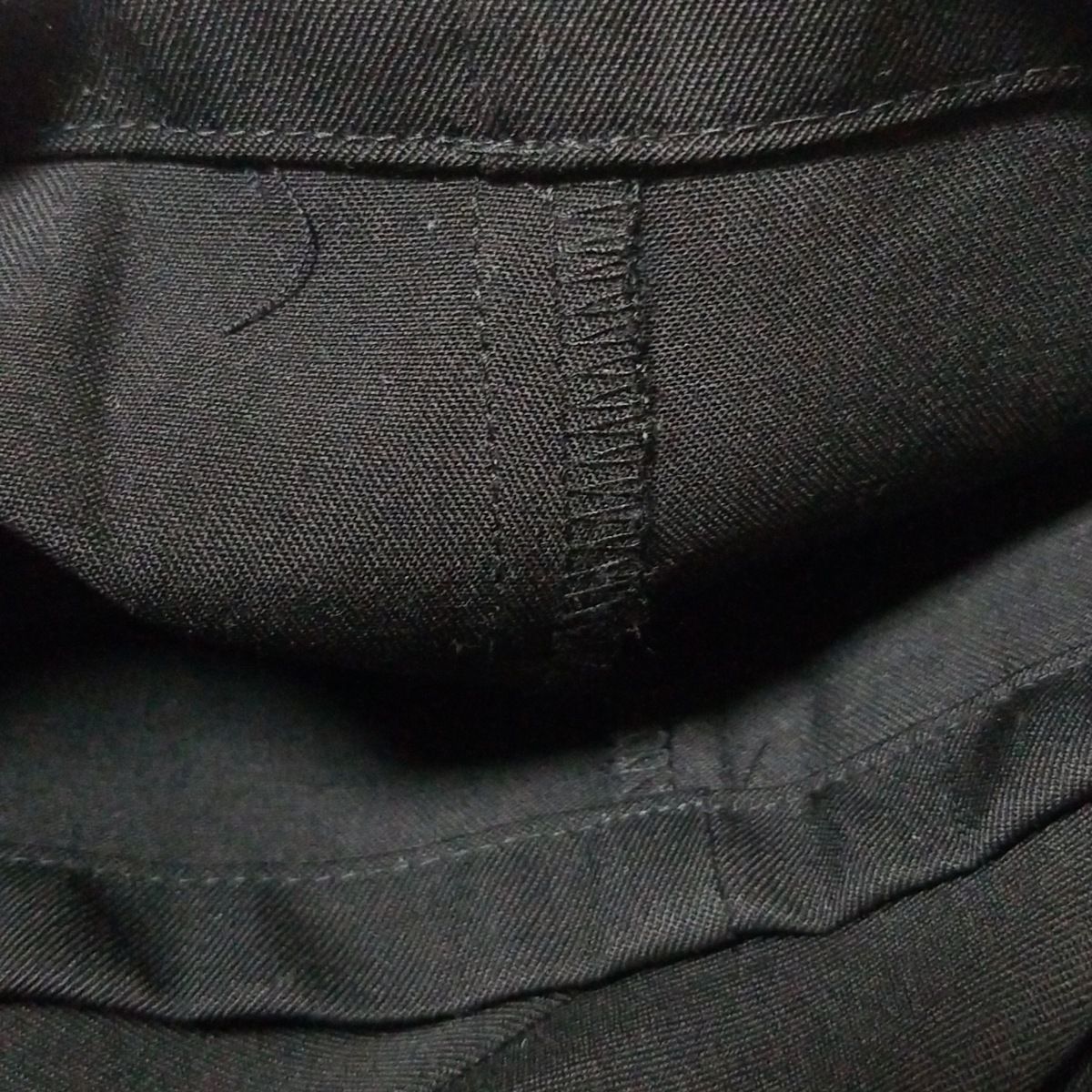 - 黒