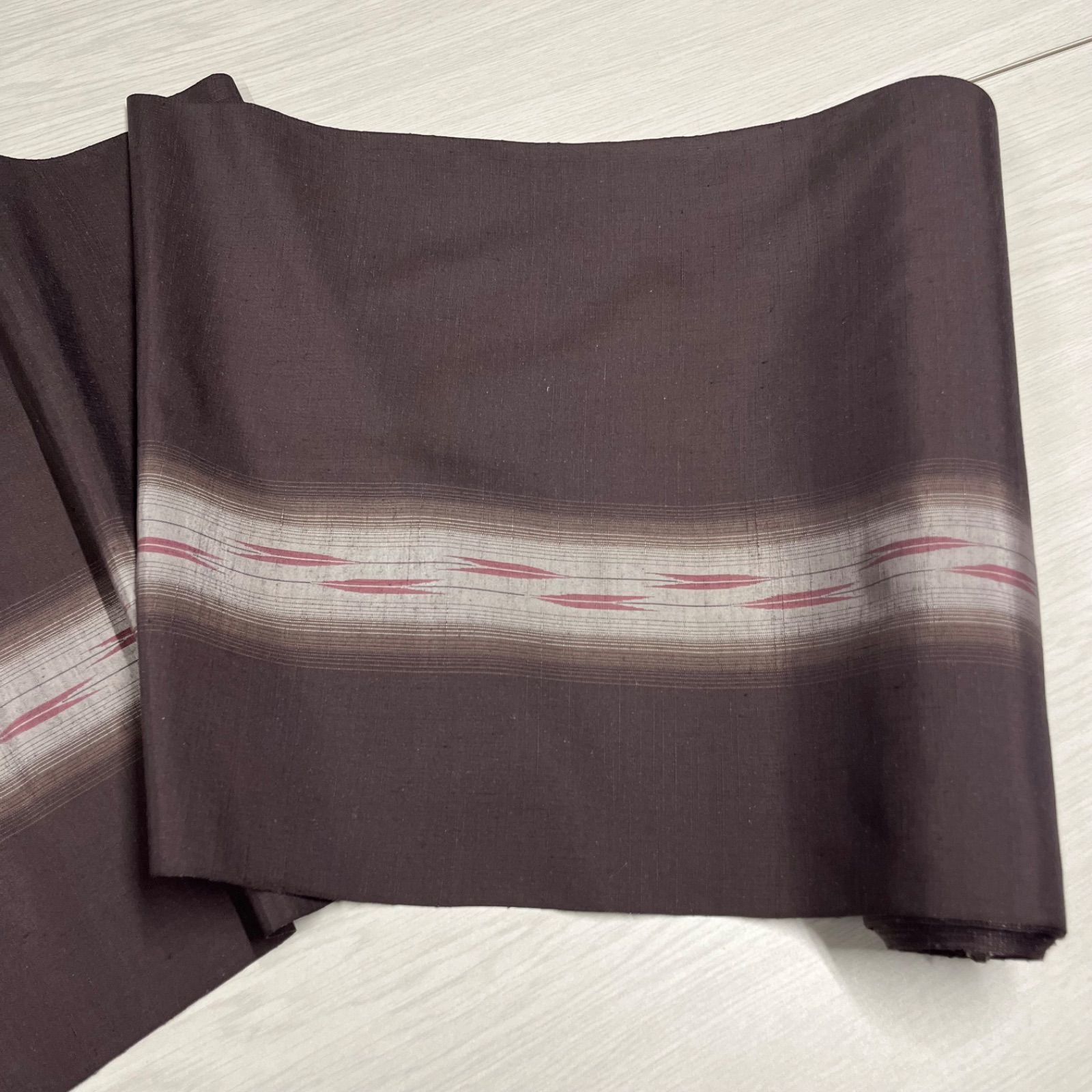 反物 絹100% 紬 真綿紬 粋矢絣 いきやがすり きもの 着物 未仕立て 矢尻柄 茶 白 赤