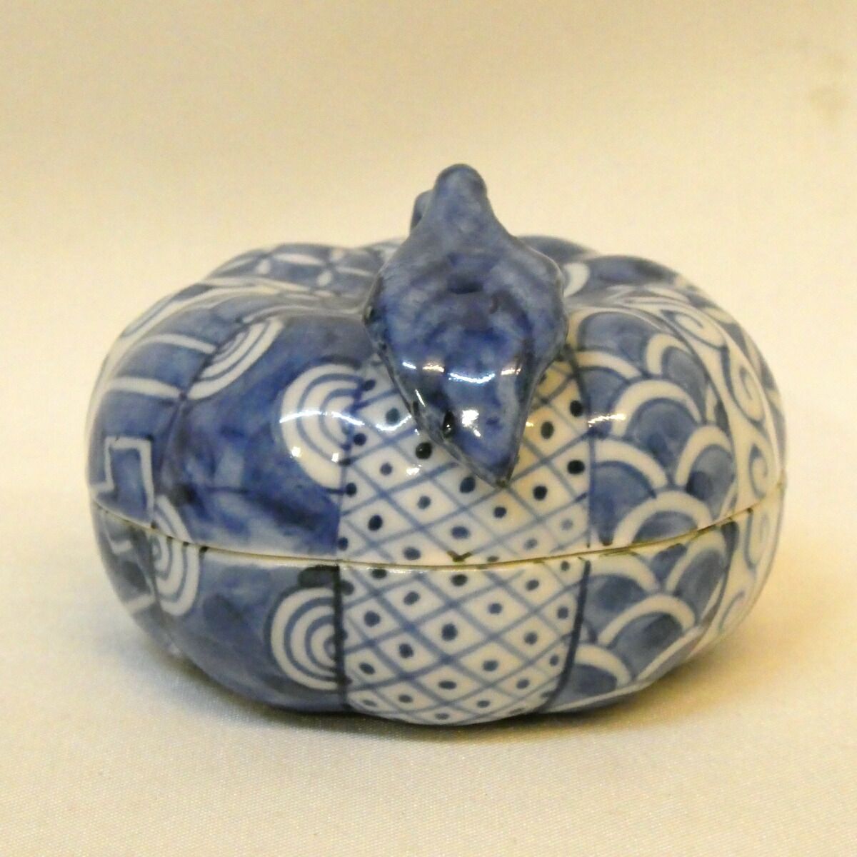 【茶道具】染付隅田川香合　高野昭阿弥作 香合202 茶器/茶道具 香合】 染付 隅田川 高野昭阿弥作（和楽庵） – 今屋