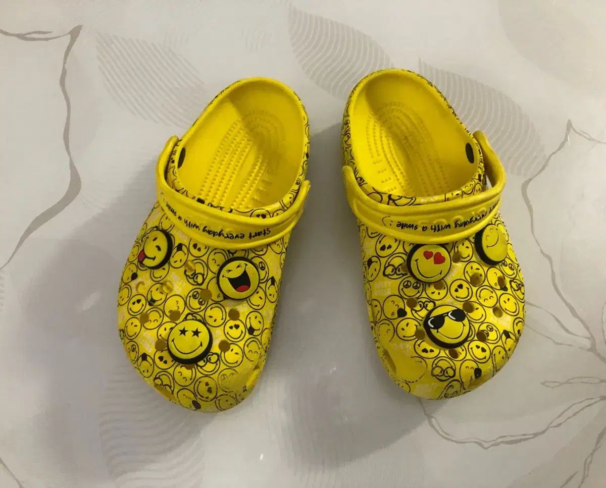 クラシック スマイリー キッズ クロックス ( J 1 ) 出品