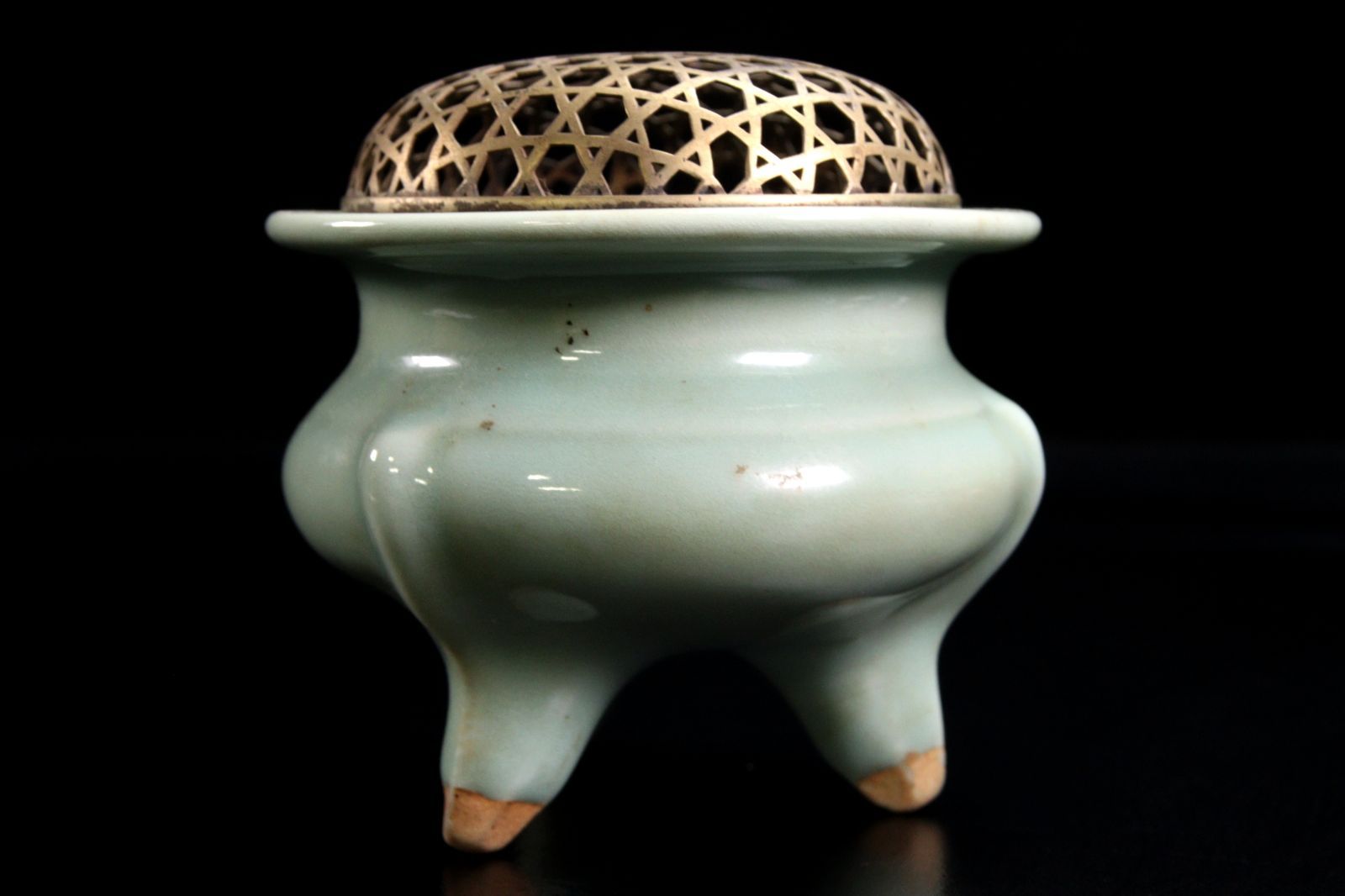 中国 唐物 青磁 三足 袴腰 香炉 訳あり ニュウ 銘なし CB-中国古美術 時代物 香炉 青磁 龍泉窯 袴腰 三足炉 火舍付 共