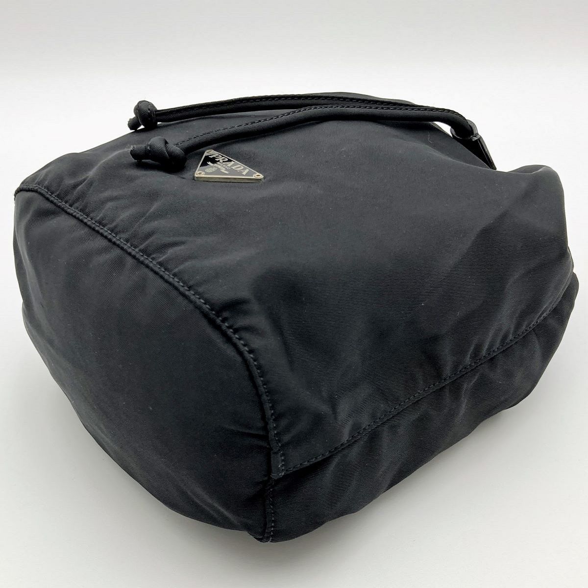 【超極美品】PRADA 巾着ポーチ　テスートナイロン　黒　トライアングルロゴ 超極美品】PRADA 巾着ポーチ テスートナイロン 黒